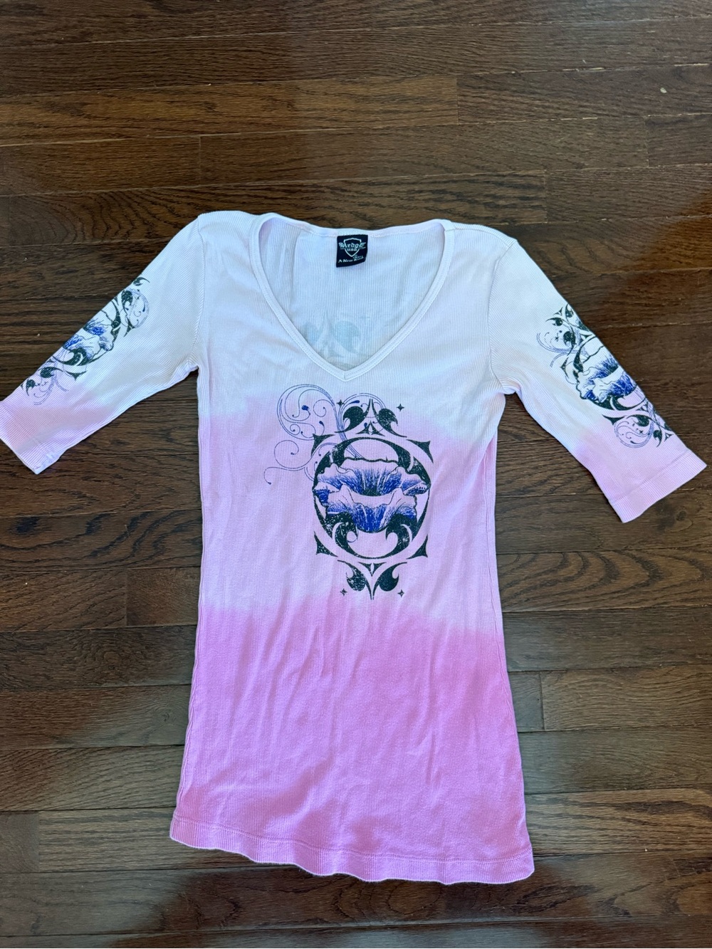 Vintage Sledge usa Pink Ombre V-Neck Floral Graphic Short Sleeve Tee